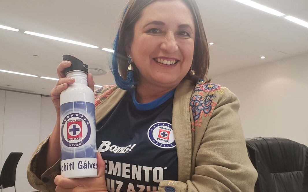 Xóchitl Gálvez con el jersey de Cruz Azul / Foto: Especiales