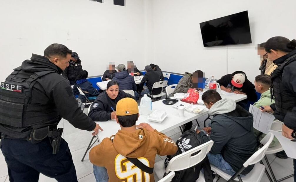 Rescatan a 11 migrantes privados de la libertad en Ciudad Juárez, Chihuahua; los canalizan al Instituto de Migración.
Foto: Especial.
