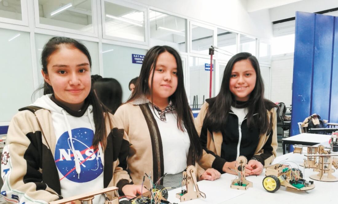 Itzel Miranda Leyva Ortiz, Sabiné Melchor Ruiz y Yareni Gómez Mendoza estudian en un taller de robótica. Foto: TERESA MORENO. EL UNIVERSAL