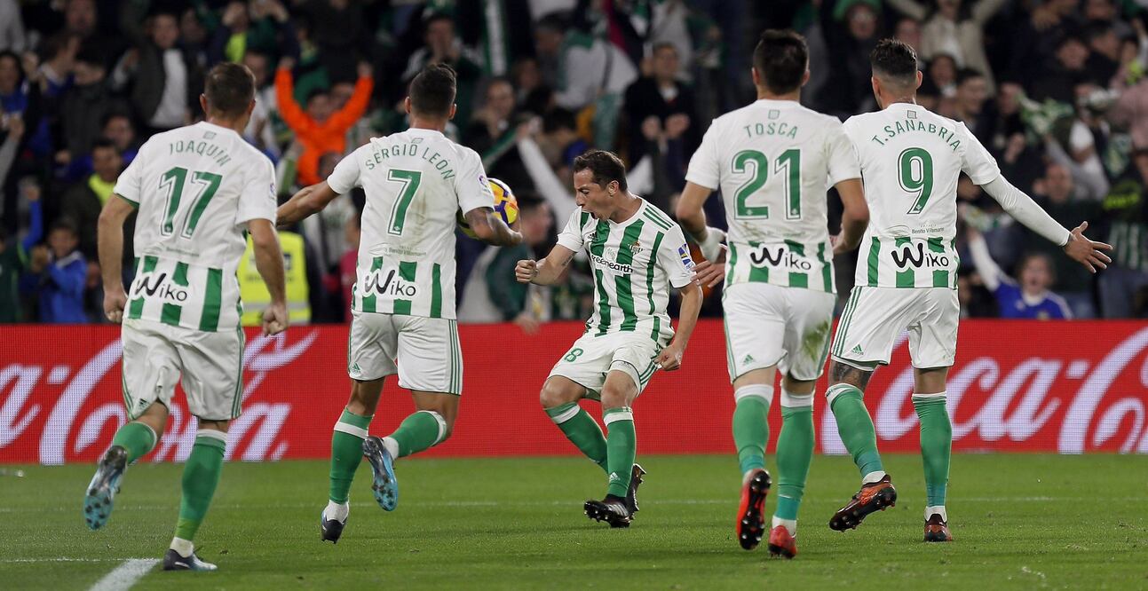 TWITTER La Liga. El mexicano celebra su anotación con el Betis.