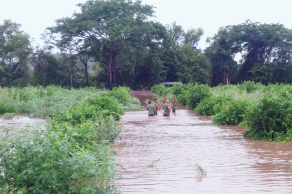 Las fuertes lluvias en el municipio de Tepalcatepec, Michoacán, ya provocaron el desbordamiento del río Los Otates, lo que dejó incomunicadas a por lo menos cinco poblaciones, detallaron autoridades de Protección Civil (CARLOS ARRIETA. EL UNIVERSAL)