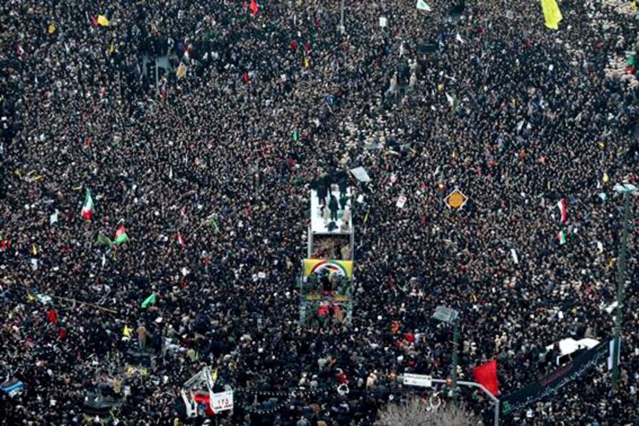 Miles de personas acuden a funeral del general iraní Qasem Soleimani