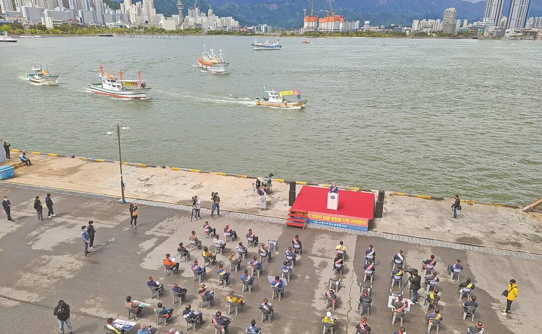 Integrantes de la industria pesquera se manifestaron por la decisión de Japón de descargar al océano agua que contiene materiales radiactivos almacenados en la planta de energía nuclear de Fukushima. Foto: EFE. 