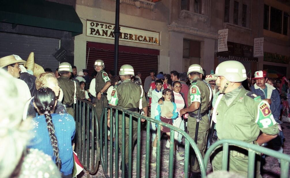 Oficiales militares resguardaron la seguridad en el Grito de Independencia de 1996. Según indicó Sara Martínez, en entrevista para Mochilazo en el Tiempo, las fiestas patrias tenían “un poco más de orden sin muchos policías, porque podías andar sin problemas y no te aventaban”. Foto: Gustavo Hurtado/Archivo EL UNIVERSAL.