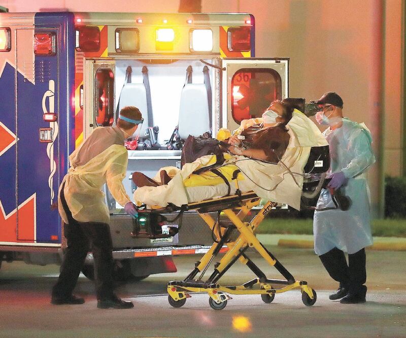 Un pasajero del crucero Zaandam, donde se registraron casos de Covid-19 y que ayer pudo atracar en Fort Lauderdale, Florida, es trasladado al hospital. Foto: AFP