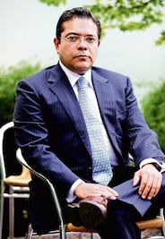 Embajador de Colombia también honra a 'El Divo' 