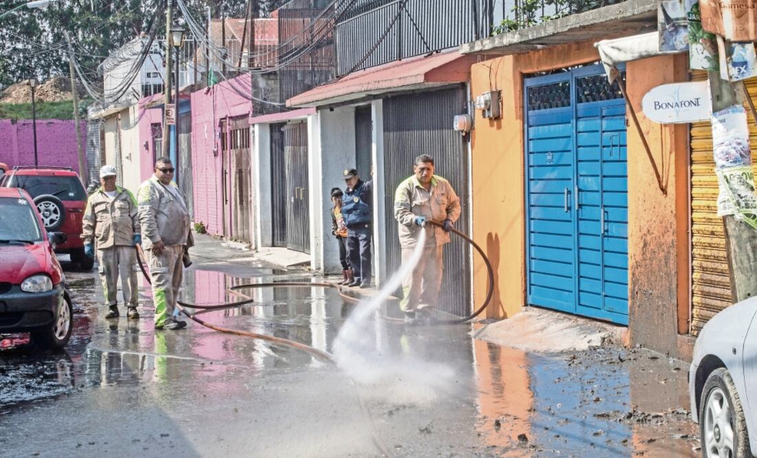 Personal del Sistema de Aguas de la Ciudad de México (Sacmex) ayudó con la limpia de lodo en las calles afectadas por el desbordamiento del río, sin embargo, afectados denuncian que aún hace falta personal (FOTOS: GERMÁN ESPINOSA. EL UNIVERSAL)