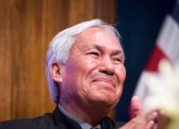 Dan galardón a periodista mexicano en EU que podría salvarlo de la deportación