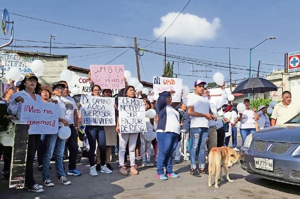 Alrededor de 50 personas se reunieron a la entrada del ayuntamiento de Chimalhuacán para exigir el esclarecimiento del asesinato de Jhenifer. Foto: IGNASIO RAMÍREZ. EL UNIVERSAL