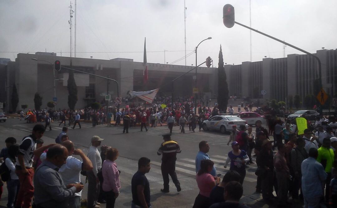 Vecinos se manifiestan en contra de Monreal 