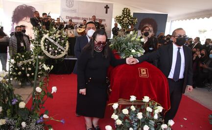 Despiden a Carmen Salinas entre música, aplausos y porras en el Monumento a la Madre