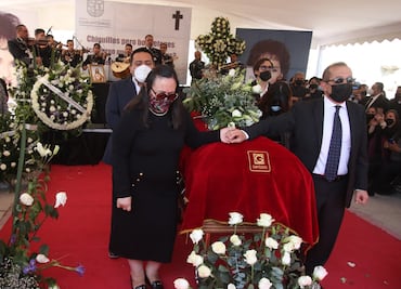Despiden a Carmen Salinas entre música, aplausos y porras en el Monumento a la Madre