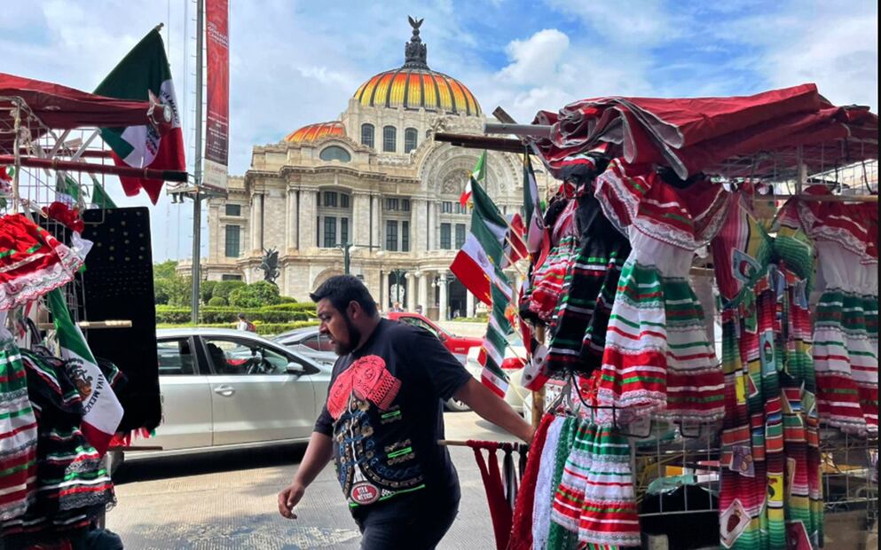 Vendedores ambulantes ofertan, en el Centro Histórico de la Ciudad de México, cientos de productos alusivos al festejo patrio sobre la calle de Madero, del Palacio de Bellas Artes al Zócalo capitalino, el 2 de septiembre de 2025. Foto: Rafael García | EL UNIVERSAL