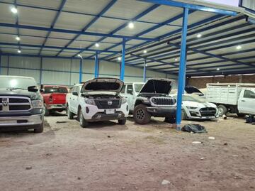 Fiscalía de Jalisco asegura 60 autos de lujo; 32 con reporte de robo en Estados Unidos