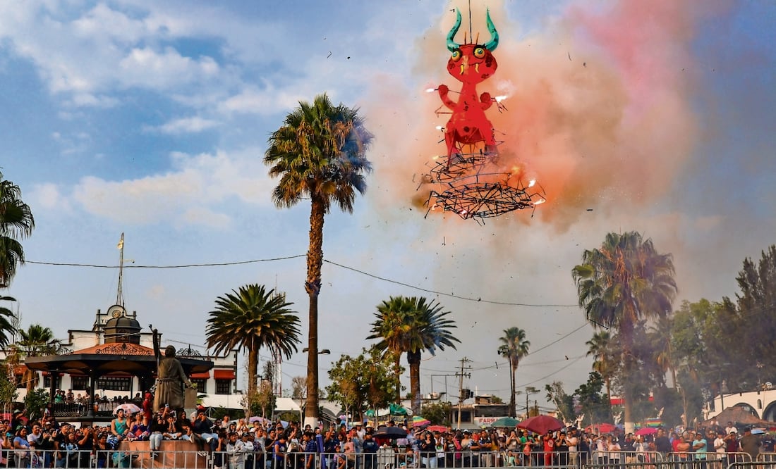 Cientos de familias se reunieron alrededor de los Judas y Alebrijes que fueron quemados durante la 16 edición del concurso pirotécnico. Foto: Hugo Salvador / EL UNIVERSAL