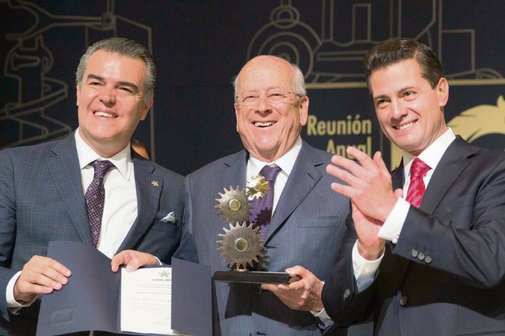 El presidente Enrique Peña Nieto (der.) entregó al empresario Claudio X. González (centro) el galardón al Mérito Centenario Concamin, ante la presencia de Francisco Cervantes (izq.), presidente de ese organismo empresarial. Foto: PRESIDENCIA