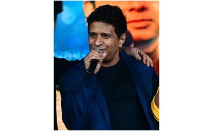 Investigan misteriosa muerte de famoso cantante indio, tenía 53 años