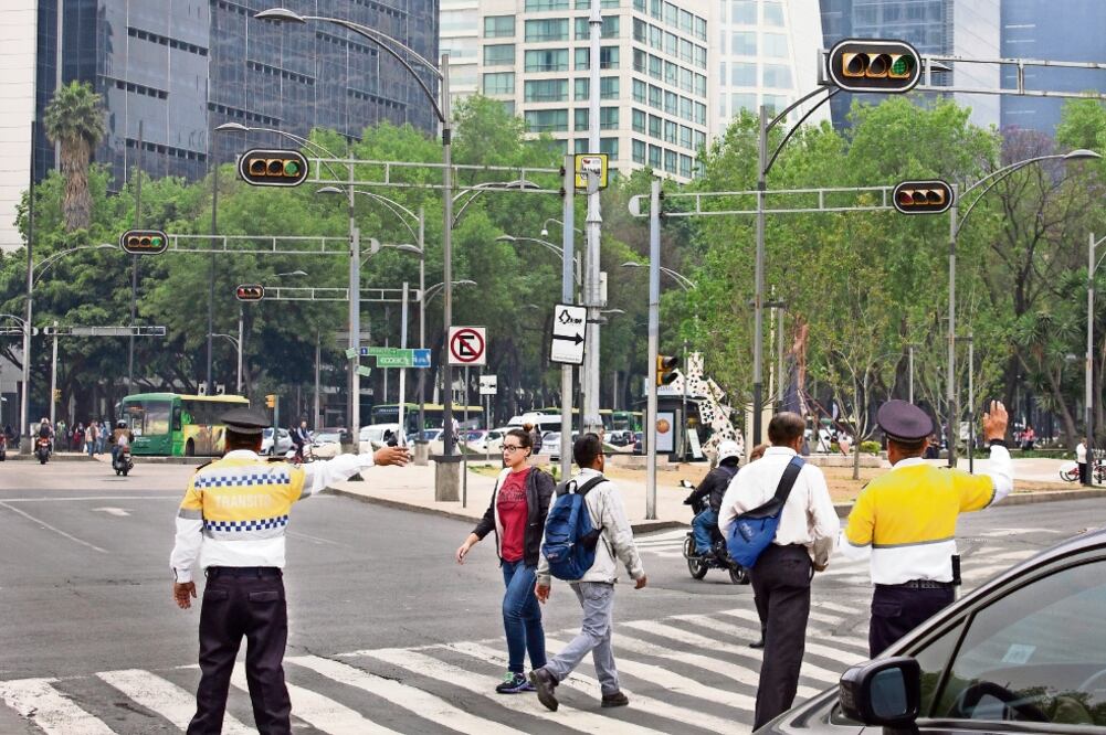 La falta de sincronización en semáforos capitalinos es otro problema que busca combatir la Subsecretaría de Tránsito. Por medio de un sistema inteligente buscan tener una mayor vigilancia de los aparatos (JENIFER NAVA)