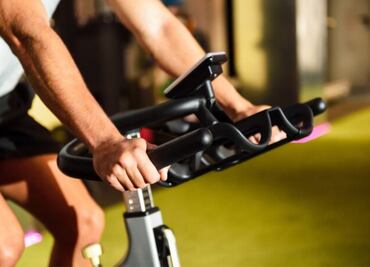 ¿Cuántos minutos de ejercicio en bicicleta fija equivalen a horas en el gimnasio, según la ciencia?