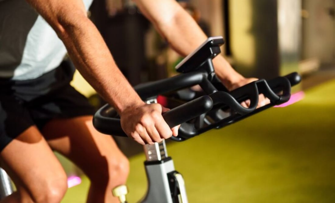 Bicicleta fija y salud. Fuente: Freepik