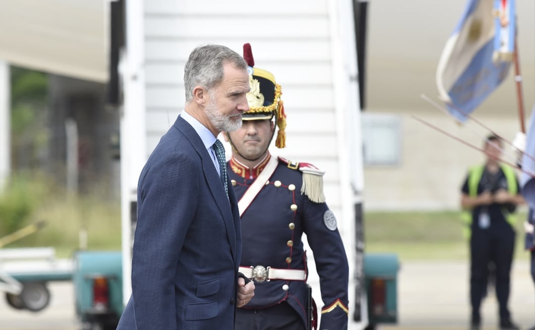 El rey de España, Felipe VI, a su llegada al aeropuerto de Ezeiza, para presenciar el domingo el traspaso de mando entre Alberto Fernández y Javier Milei. Foto: EFE