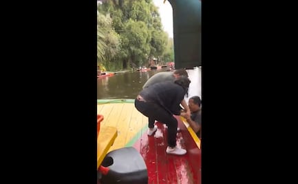 VIDEO. Por bailar "El Tucanazo", hombre cae de trajinera en Xochimilco 