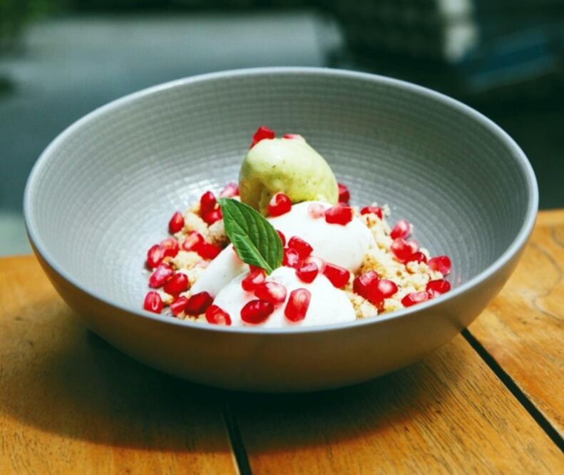 La nogada es una salsa hecha con nueces y diversas especias, que se acompaña de granada / Foto: Archivo de El Universal