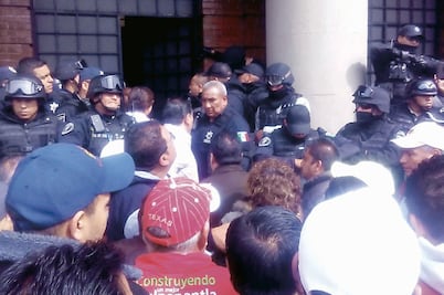 Continúan protestas por falta de aguinaldo