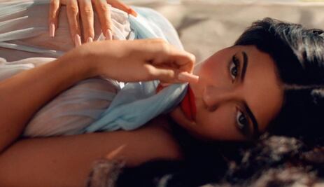 Kylie Jenner impacta con foto en lencería roja para Playboy