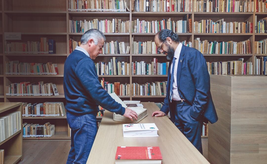 Filiberto Esquivel García, bibliotecario de la AML, y Alejandro Higashi, bibliotecario-archivero y responsable académico del Gabinete Editorial. Fotos: Yaretzy M. Osnaya. EL UNIVERSAL