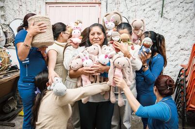 Reclusas en Neza tejen "Fridas" para recaudar fondos