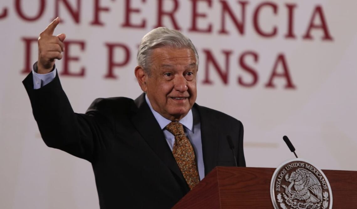 López Obrador aseguró que tiene un plan B ante los “cañonazos” a legisladores por parte de empresarios, políticos y gobierno extranjeros que están en contra de la reforma eléctrica. Foto: Carlos Mejía