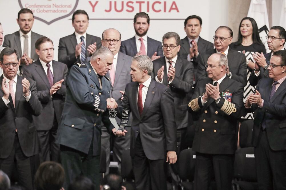 El jefe de Gobierno, Miguel Ángel Mancera, reconoció la labor de la Sedena y Semar, así como de sus titulares, Salvador Cienfuegos (izq.) y Francisco Soberón (der.) (ALEJANDRO ACOSTA. EL UNIVERSAL)