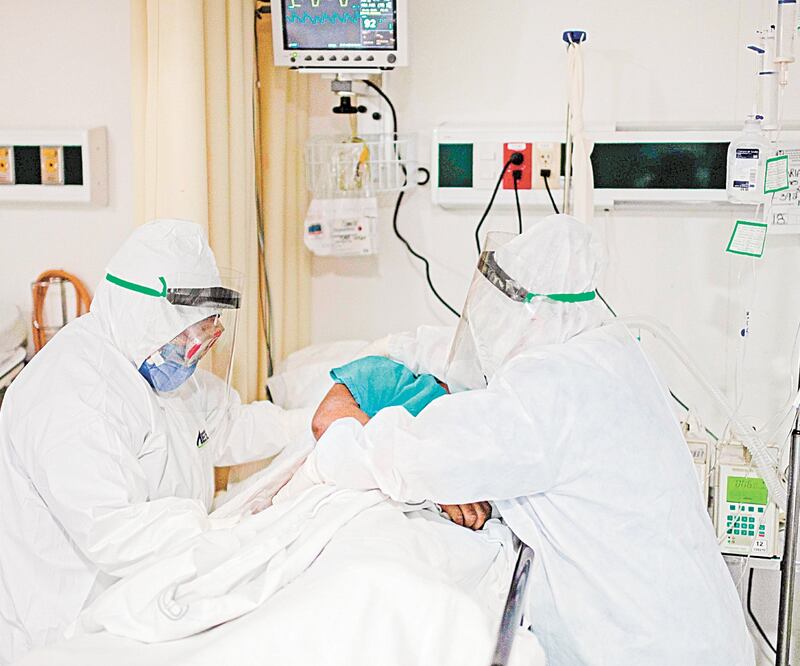 Empleados sanitarios en el área Covid del Hospital General de Zona 32 del IMSS, en la CDMX. El aumento del número de personas con síntomas y en búsqueda de atención colapsó los establecimientos de salud, dice UNICEF. PEDRO PARDO. AFP