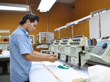 Producción manufacturera disminuye 0.4% en enero; liga dos meses a la baja