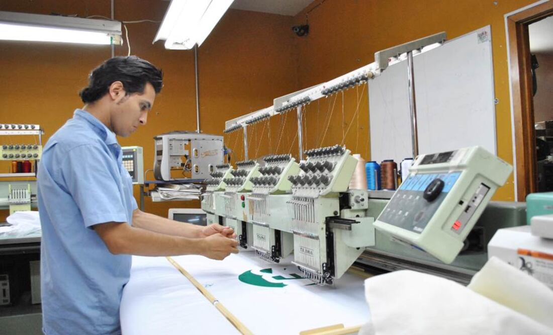 Entre las actividades que reportaron un recorte de personal, sobresalen: la fabricación de insumos textiles y acabado de textiles con una baja mensual de 1.1%. Foto: Archivo