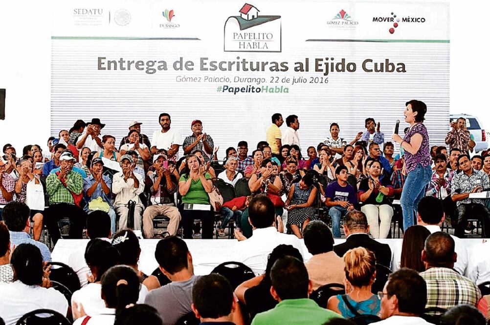La secretaria de Desarrollo Agrario, Territorial y Urbano, Rosario Robles, al encabezar la entrega de escrituras en el municipio de Gómez Palacio (ESPECIAL)