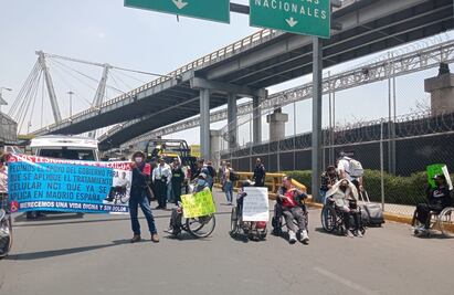 Personas en sillas de ruedas bloquean acceso a la terminal 1 del AICM
