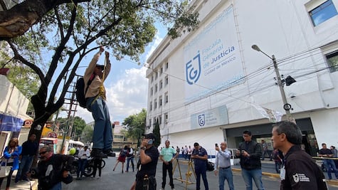 "Estoy embrujado" asegura hombre que se colgó enfrente de la Fiscalía Capitalina para pedir ayuda