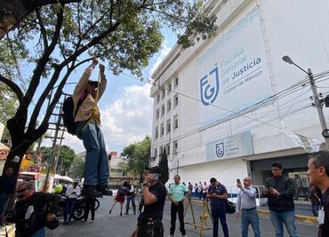 "Estoy embrujado" asegura hombre que se colgó enfrente de la Fiscalía Capitalina para pedir ayuda