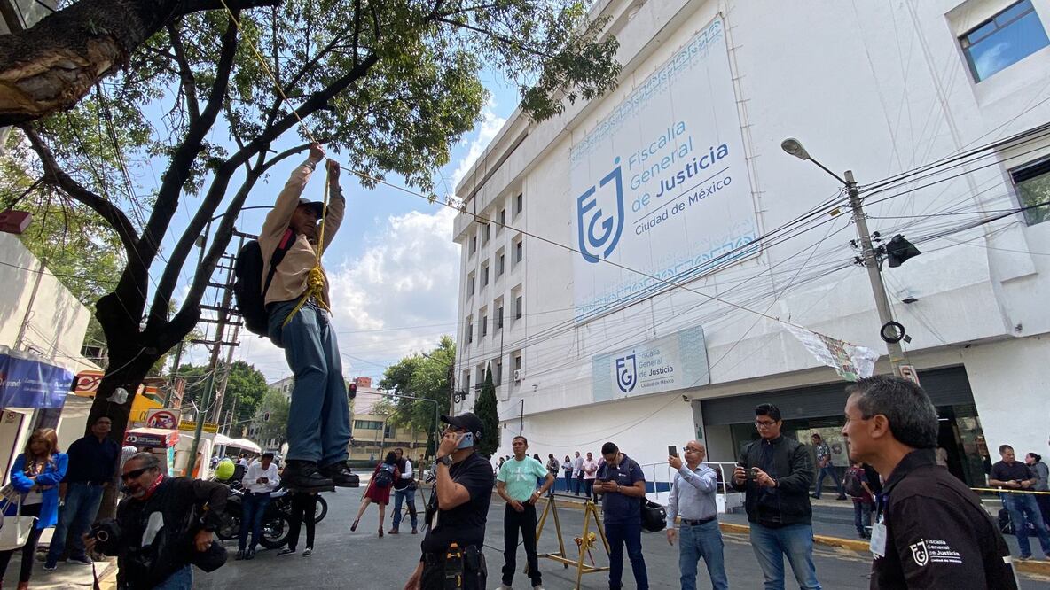 Un hombre se colgó frente a las instalaciones de la Fiscalía General de Justicia de la Ciudad de México para denunciar que fue "embrujado", por lo que pidió ayuda a las autoridades capitalinas. (FOTO: Juan Carlos Williams)