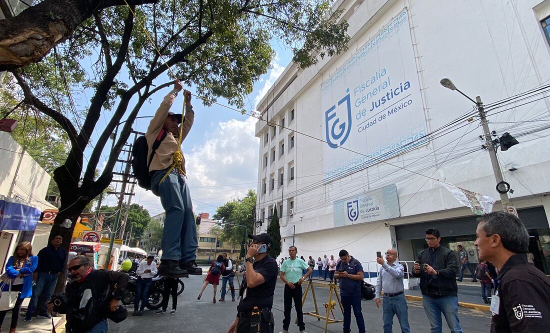 Un hombre se colgó frente a las instalaciones de la Fiscalía General de Justicia de la Ciudad de México para denunciar que fue "embrujado", por lo que pidió ayuda a las autoridades capitalinas. (FOTO: Juan Carlos Williams)