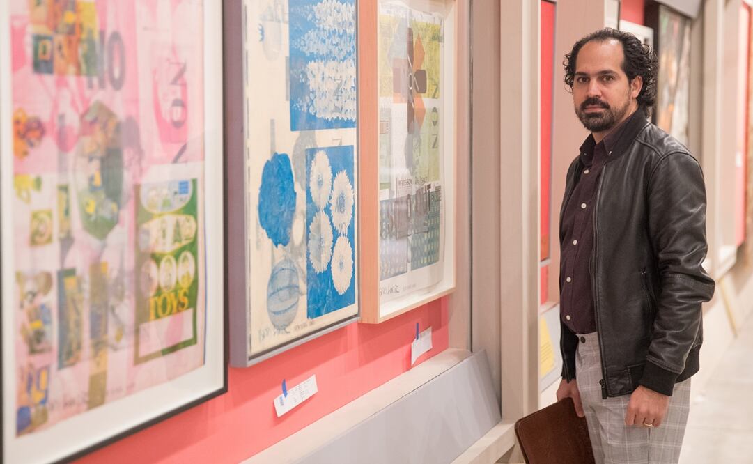En la imagen el curador Reinier Valdés Piñeiro durante un recorrido por la exposición. Fotos: Germán Espinoza, El Universal