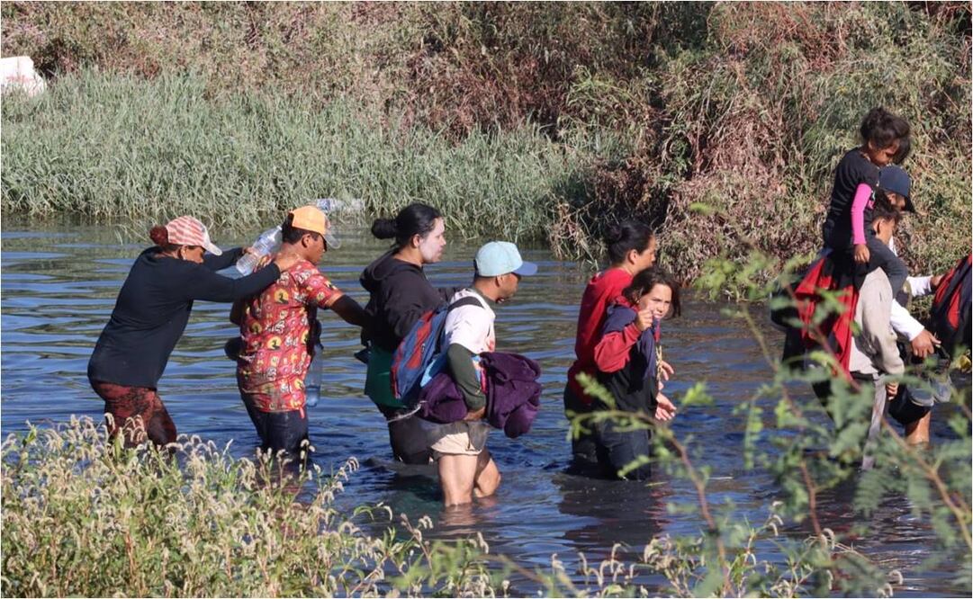 Migrantes cruzan a EU  para ser deportados. Foto: Paola Gamboa/ EL UNIVERSAL