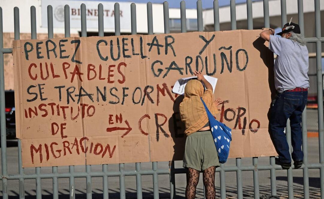 A dos años del incendio en la estación migratoria que cobró la vida de 40 migrantes, organizaciones y activistas exigen justicia. (16/04/2025) Foto: Luis Torres | Archivo EFE
