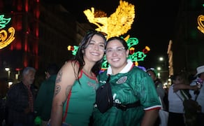 Asistentes al Zócalo de la Ciudad de Méxicopor el 216 aniversario de la Independencia de México. Foto: Diego Simón Sánchez / EL UNIVERSAL