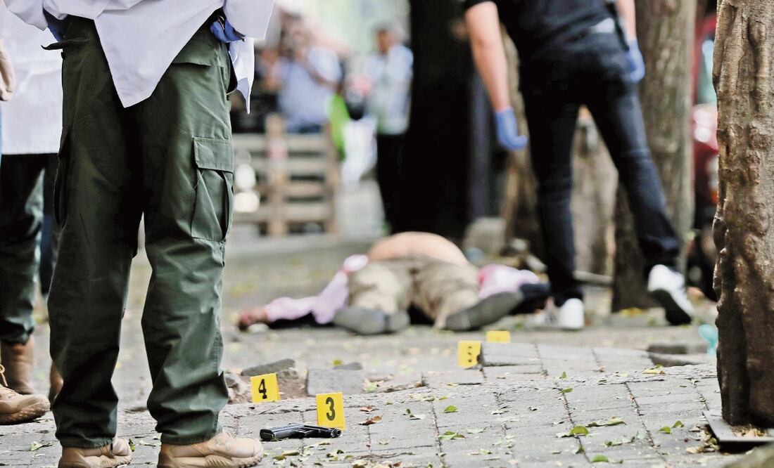 Según la declaración del chofer del periodista, un hombre se le acercó con una pistola escuadra calibre 9 milímetros, la cual se encontró en la zona del ataque, por lo que accionó el arma que portaba en legítima defensa. VALENTE ROSAS. EL UNIVERSAL