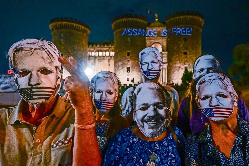Seguidores de Julian Assange, frente a la fachada del castillo Maschio Angioino en Nápoles, Italia. Foto: de CIRO FUSCO. EFE