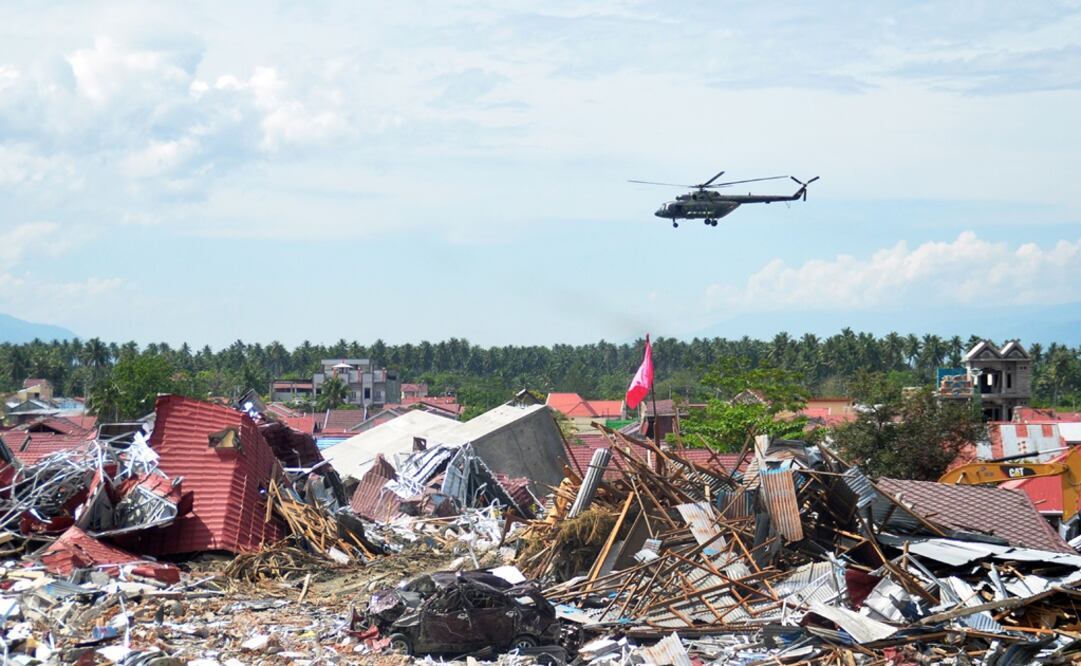 Un helicóptero militar recorre la zona devastada por el tsunami de Palu, Indonesia (Foto: AFP)