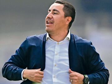 Efraín Juárez es seguido por un conjunto de Escocia